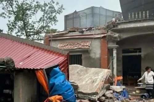 Tầng 2 ngôi nhà đổ sập sau tiếng nổ khiến 1 người tử vong ở Hưng Yên