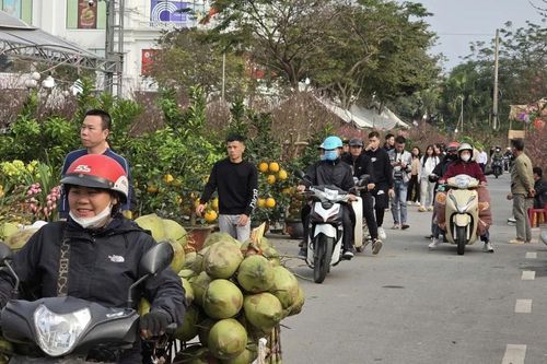 Chợ Tết Thanh niên Phú Thọ nhộn nhịp trở lại sau mưa rét