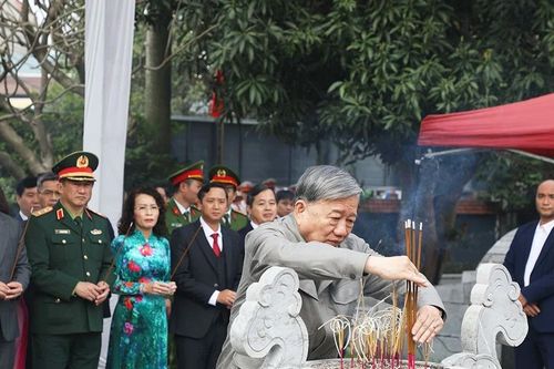 Tổng Bí thư Tô Lâm dâng hương tại Khu lưu niệm Tổng Bí thư Nguyễn Văn Cừ