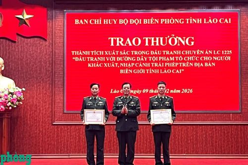 Trao thưởng thành tích trong đấu tranh thành công Chuyên án LC1225