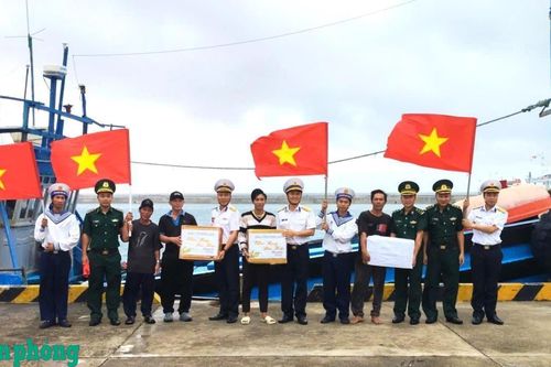 Đồn Biên phòng Trường Sa tặng quà ngư dân vào tránh trú gió, ăn Tết tại đảo