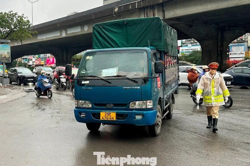 Cửa ngõ Hà Nội đông nghẹt, CSGT chặn xe tải vào nội đô giờ cấm