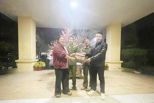Khách để quên túi xách chứa nhiều tiền và vàng, người đàn ông lập tức trình báo Công an