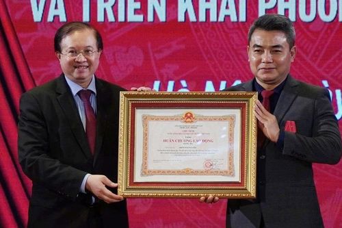 Phó Giám đốc Nhà hát Kịch Việt Nam nhận Huân chương lao động hạng ba