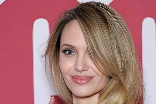 Angelina Jolie diện mốt không nội y
