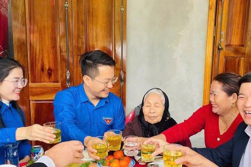 Tuổi trẻ Quảng Trị nấu cơm tất niên ấm áp bên các Mẹ Việt Nam anh hùng