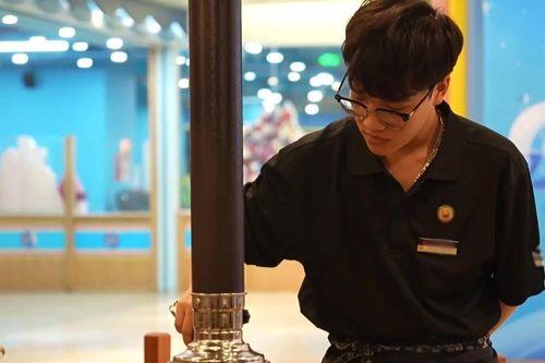 Người trẻ làm việc xuyên Tết