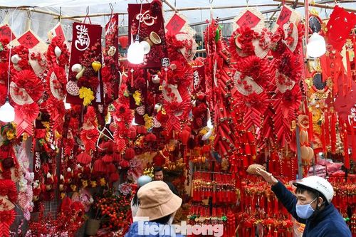 Phố cổ Hà Nội đỏ rực