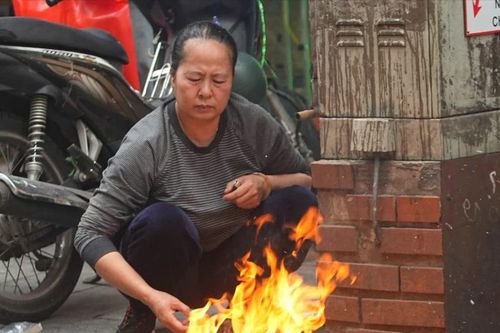 Phố cổ Hà Nội nghi ngút khói, người dân đốt vàng mã ngoài đường