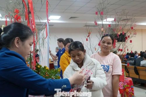Ấm áp phiên chợ 0 đồng cho bệnh nhân chạy thận ngày áp Tết