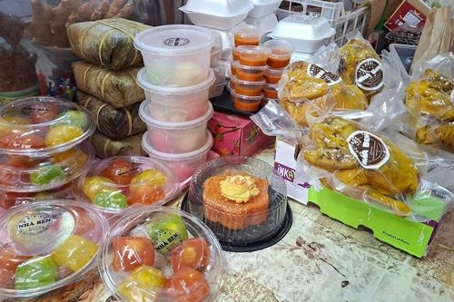 Bà con Việt tại Budapest trong ngày ông Công ông Táo