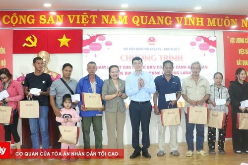Chăm lo Tết cho gia đình quân nhân có hoàn cảnh khó khăn