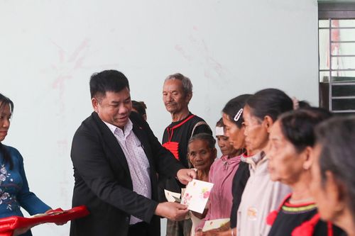Thứ trưởng Y Thông thăm và chúc Tết người có uy tín, đồng bào DTTS ở Khánh Hòa