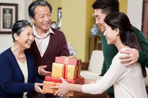Ngày Tết nên biếu bố mẹ tiền mặt hay món quà cho sức khỏe?