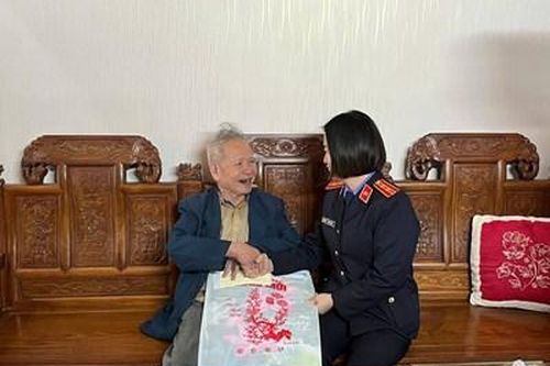 VKSND khu vực 10 và 11 - Hải Phòng thăm, chúc Tết cán bộ hưu trí