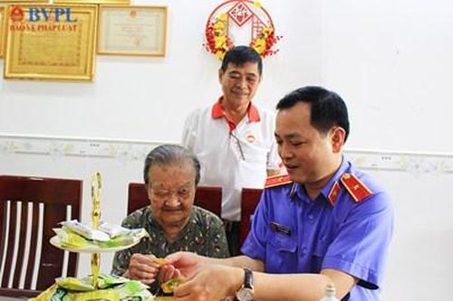 Đồng chí Lê Văn Đông thăm, chúc Tết Mẹ Việt Nam anh hùng và các gia đình chính sách