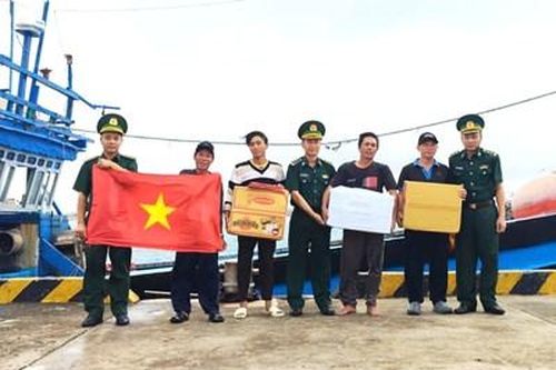 Đồn Biên phòng Trường Sa tặng quà cho ngư dân vào tránh trú và ăn Tết tại đảo