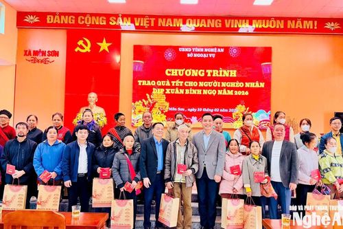 Sở Ngoại vụ thăm, trao quà Tết các hộ nghèo tại xã Môn Sơn