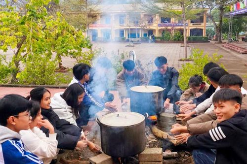 Nhiều trường học ở Nghệ An đỏ lửa nấu bánh chưng, đón Tết sớm