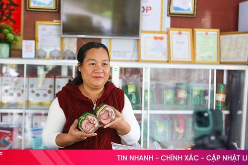 Phụ nữ nông thôn Hà Tĩnh bán hàng Tết trên mạng, chốt đơn tiền tỷ