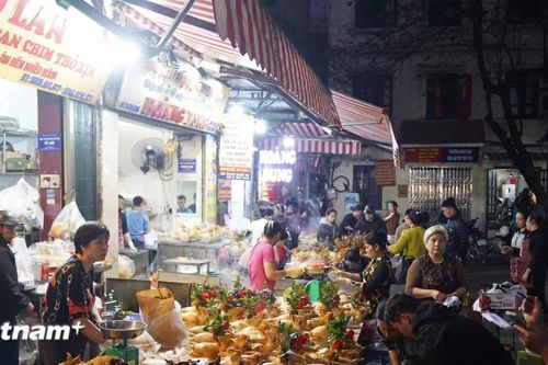 Người dân Thủ đô tất bật từ sớm sắm sửa lễ vật 'tiễn' ông Công ông Táo về Trời