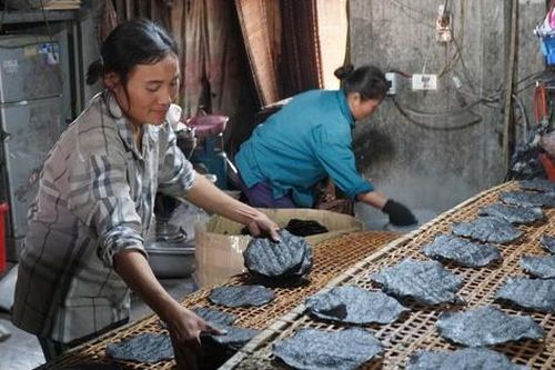 Cận Tết, làng bánh đa 300 năm ở Nghệ An 'đỏ lửa' suốt ngày đêm