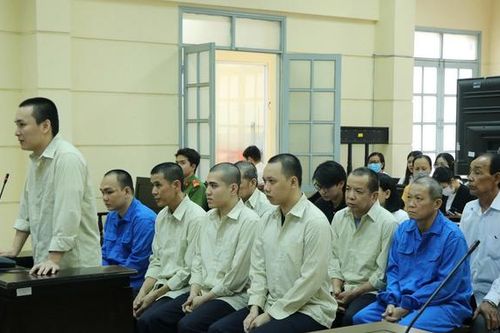 Nhóm người mang quan tài diễu phố trước chợ Bến Thành lãnh án