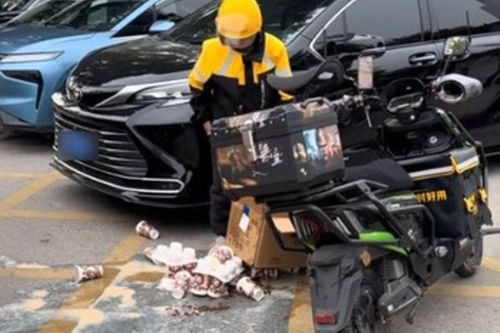 Nam shipper làm đổ 32 ly trà sữa xuống đất, hành động sau đó khiến cộng đồng mạng xôn xao