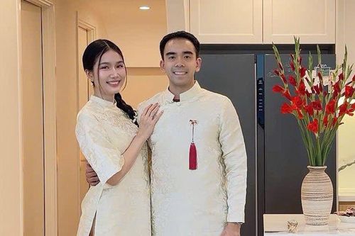 Á hậu Phương Anh hiếm hoi khoe ảnh tình tứ với chồng trong ngày 23 Tết