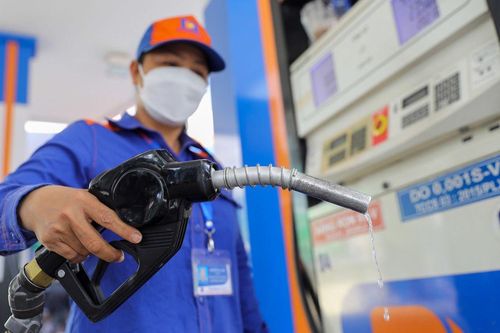 Giá xăng dầu hôm nay 10/2: Bất ngờ tăng mạnh