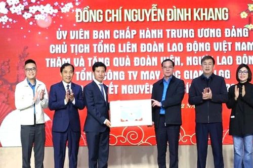 Tổng Liên đoàn Lao động Việt Nam trao gần 400 suất quà tới công nhân khó khăn tỉnh Bắc Ninh