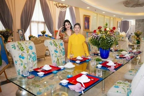 Mê mẩn biệt thự 1.000m2 đẹp như cung điện của Hoa hậu '34 năm không có người kế vị'