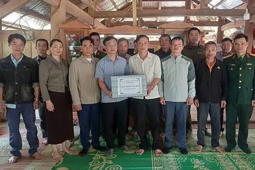 Chăm lo tết cho người nghèo ở xã biên giới Bát Mọt