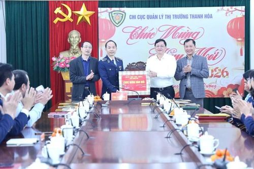 Phó Chủ tịch Thường trực UBND tỉnh Mai Xuân Liêm thăm, chúc Tết các đơn vị làm nhiệm vụ thiết yếu dịp Tết
