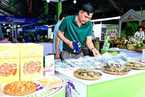 Thị trường tết: Hàng quê lên ngôi