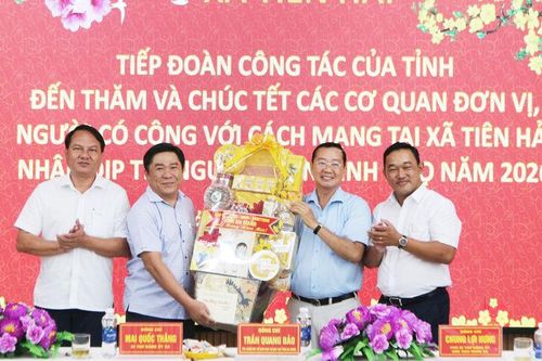 Giám đốc Sở Giáo dục và Đào tạo tỉnh An Giang Trần Quang Bảo chúc tết xã đảo Tiên Hải