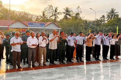 Đoàn đại biểu xã Ô Lâm dâng hương tại Khu Di tích lịch sử cấp quốc gia Ô Tà Sóc và Nhà bia ghi danh liệt sĩ