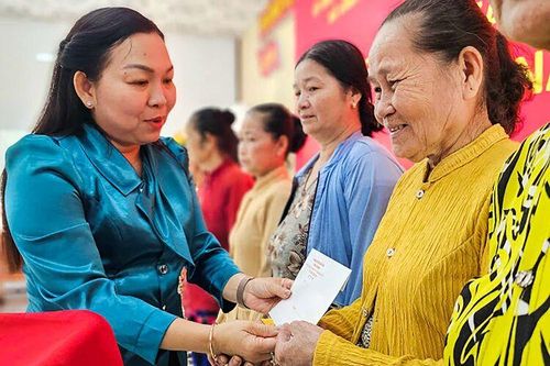 Đoàn Đại biểu Quốc hội tỉnh An Giang tặng quà tết cho người dân xã Vĩnh Hòa