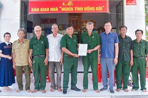 Xã Vĩnh Điều bàn giao 4 căn nhà Nghĩa tình đồng đội