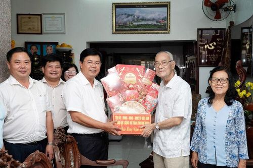Bí thư Tỉnh ủy An Giang Nguyễn Tiến Hải chúc tết các đồng chí nguyên Bí thư Tỉnh ủy và nguyên lãnh đạo quân đội