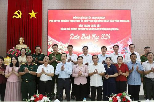 Phó Bí thư Thường trực Tỉnh ủy, Chủ tịch HĐND tỉnh An Giang Nguyễn Thanh Nhàn thăm, chúc tết tại phường Rạch Giá