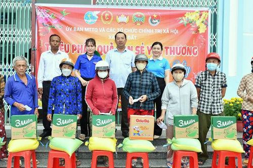 Xã Hòn Đất trao tặng hơn 450 suất quà tết cho người dân
