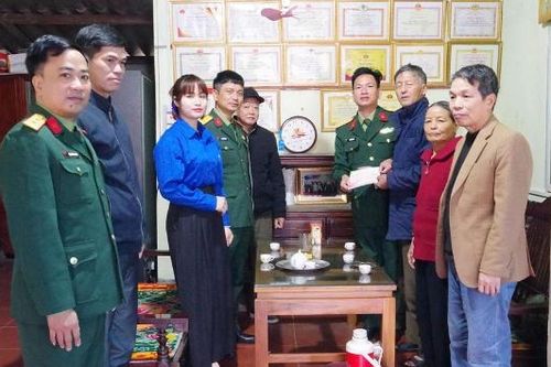 Sư đoàn 325 trao 244 suất quà Tết cho gia đình chính sách, hộ nghèo và quân nhân hoàn cảnh khó khăn