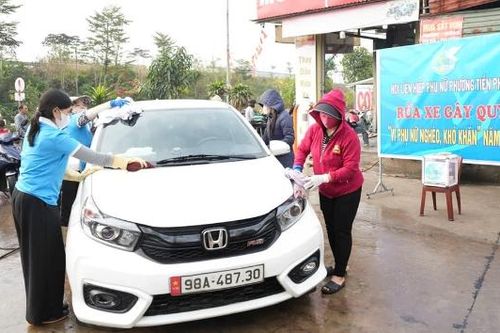 Rửa xe gây quỹ hỗ trợ phụ nữ và trẻ em khó khăn