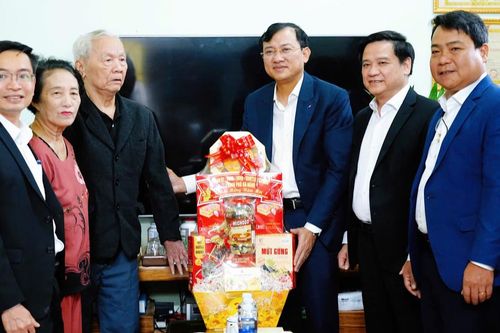 Lãnh đạo Văn phòng Thành ủy Đà Nẵng chúc Tết hộ chính sách tiêu biểu phường Hòa Cường