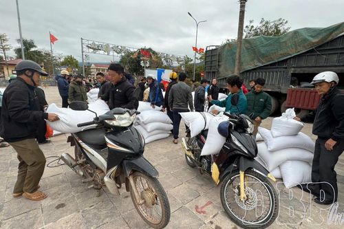 Gần 500 hộ dân xã Mường Nhé được cấp gạo cứu đói giáp hạt dịp tết