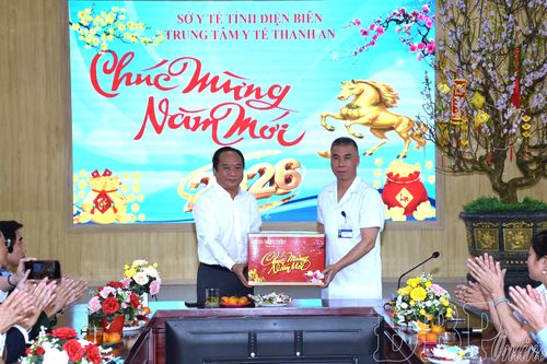 Phó Chủ tịch UBND tỉnh Nguyễn Minh Phú chúc tết Trung tâm Y tế Thanh An và gia đình chính sách