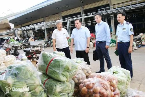 Sẵn sàng hàng hóa phục vụ cao điểm thị trường Tết