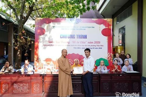 350 phần quà Tết tặng người dân khó khăn tại phường Trấn Biên và Tân Triều