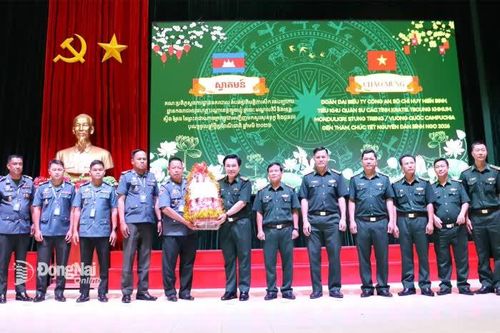 Đoàn đại biểu Ty Công an, Bộ Chỉ huy Hiến binh Vương quốc Campuchia chúc Tết tại Đồng Nai
